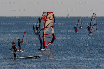 Milosnicy windsurfingu z Juraty kozystaja ze slonecznej...