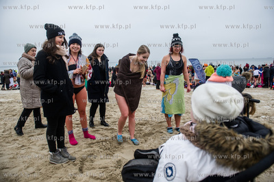 Plaża w Sopocie. Charytatywne morsowanie, w czasie...
