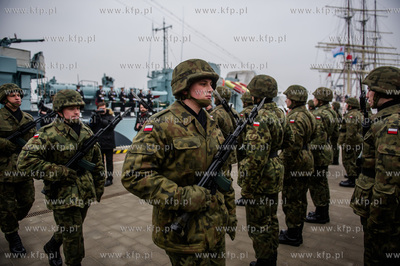 Gdynia. Nabrzeże Pomorskie. Uroczysta przysięga wojskowa...