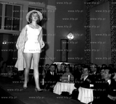 Pokaz mody w Trojmiescie. 1964 (003136) Fot. Zbigniew...
