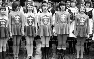 Gdansk. Dzieci ubrane w koszulki z herbem Gdanska czekaja...