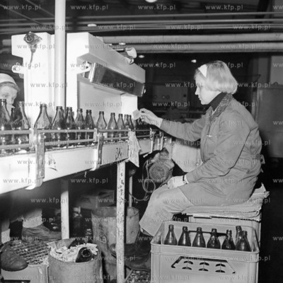 Linia produkcyjna piwa w Gdanskich Zakladach Piwowarskich...