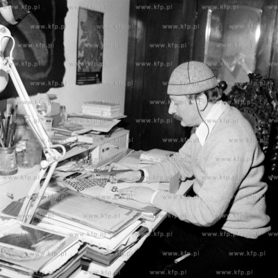 Tadeusz Ciesiulewicz, artysta plastyk w swojej pracowni....