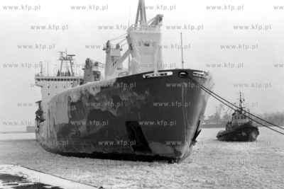 Statek „Kandalakiha" z ładunkiem rudy z Murmańska...