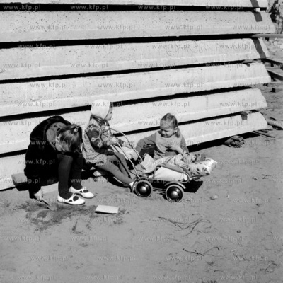 Zabawa dzieci na gdańskim Przymorzu. 
04.1969
0001901z_kwiecien1969
Fot....