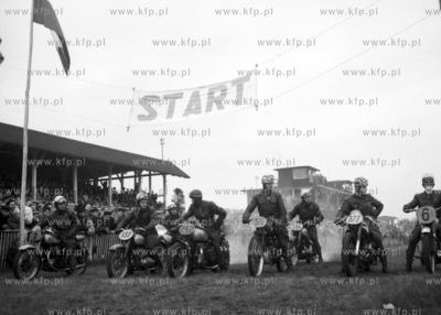 Zawodnicy wyścigu motocyklowego na stadionie w Gdańsku....