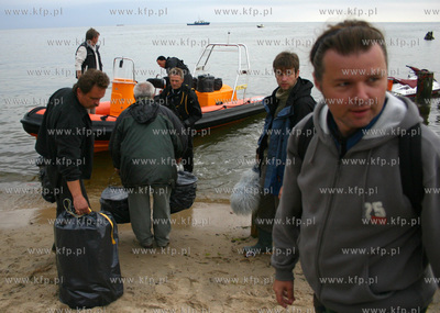 Ekipa filmowa serialu Kryminalni realizuje na plazy...
