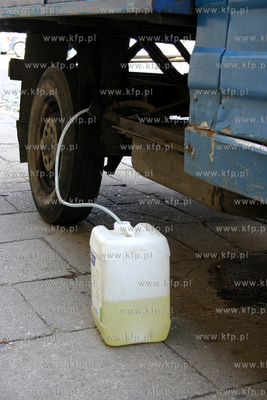 Spuszczanie paliwa ze zbiornika samochodu dostawczego...