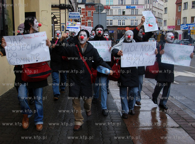 Grupa mlodych Palestynczykow bioraca udzial w programie...