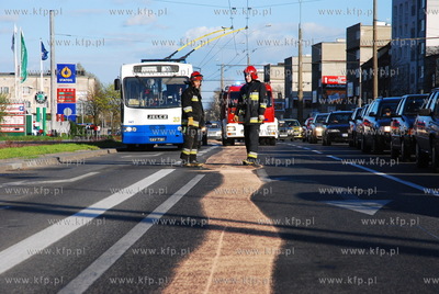 Strazacy usuwaja blisko dwustumetrowa plame oleju na...