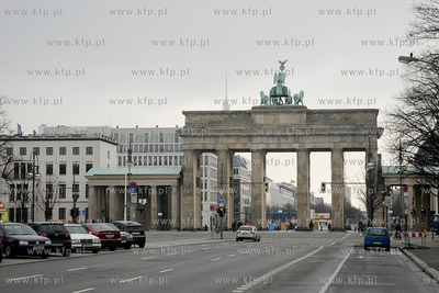Berlin. Brama Brandenburska (Brandenburger Tor), jeden...