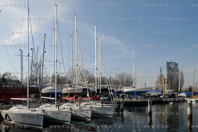 Piec jachtow noszacych nazwy dzielnic Gdyni: Karwiny,...