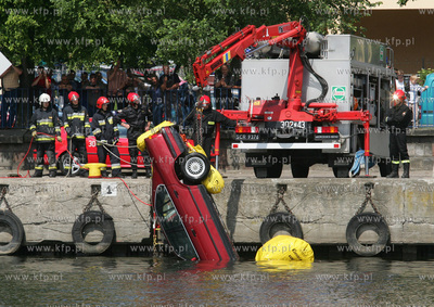 Szczecin. Od wczesnych godzin rannych sluzby ratownicze...