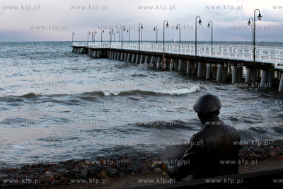 Sztorm na Baltyku. Gdynia Orlowo. Nz. Pomnik Antoniego...