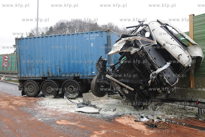 Gdynia. Z niewyjasnionych przyczyn samochod ciezarowy...