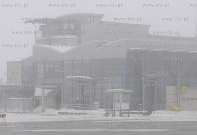 Mgla na zasniezonym lotnisku w Gdansku rebiechowie.
13.01.2010
fot....