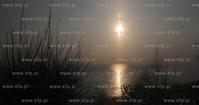 Gdynia Orlowo w zimowej szacie. Wschodzace nad Zatoka...