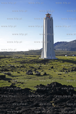 Islandia krajobraz wyspy, latarnia w Hellnar czerwic...