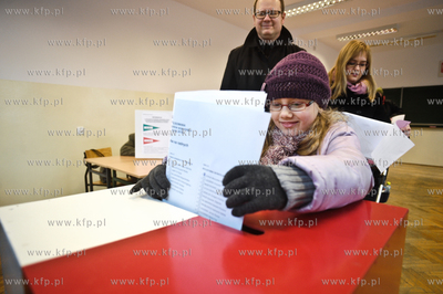 Wybory samorzadowe 2010. Lokal wyborczy  w budynku...