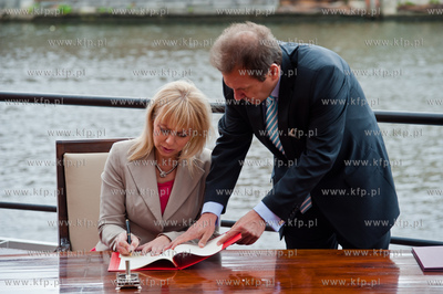 Gdansk, taras Polskiej Filharmonii Baltyckiej. Podpisanie...