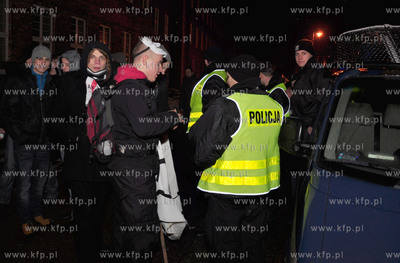 Gdansk. Uczestincy nielgalnej pikiety przeciwko podpisaniu...