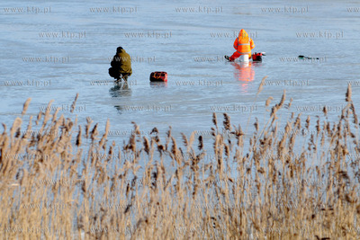 Wedkarze podlodowi lowia ryby w przereblach w okolicy...