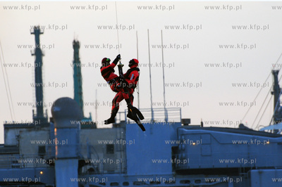 Gdynia. Pokaz ratownictwa morskiego w wykonaniu załogi...