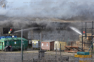 Pozar malarni firmy Indusco przy ul. Hutniczej w Gdyni,...