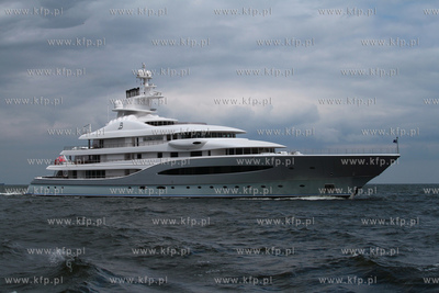 W gdanskim porcie, przy nabrzezu Obroncow Westerplatte,...