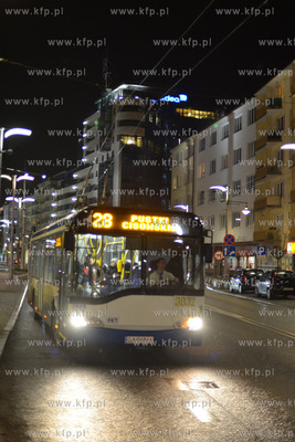 Gdynia. Centrum miasta wieczorowa pora. Nz. Trolejbus...