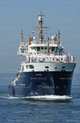 Przy pomocy sonaru, statek Pharos (zbudowany w Gdansku)...