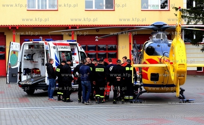 W Chojnicach, przed wejsciem do jednego z supermarketow...