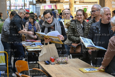 Gdańsk. C.H. Manhattan. Promocja albumu Fot. Kosycarz....