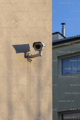 Kamera monitoringu zamacowana na elewacji bloku przy...