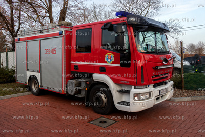 Wóz strażacki Ochotniczej Strazy Pożarnej stoi na...