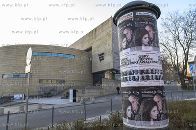 Gdynia. Słup informacyjny przed Muzeum Miasta. 28.03.2020...