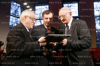 Wladyslaw Baroszewski otrzymal honorowe obywatelstwo...