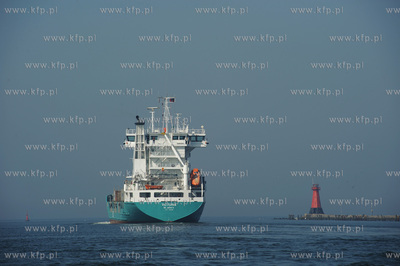 Statek VICTORIA opuszcza Gdanski Port. 04.04.2009 fot....