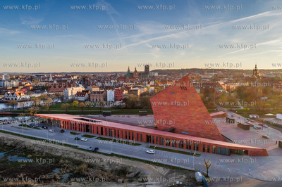 Gdansk, Muzeum II Wojny Swiatowej, w tle stare miasto,...