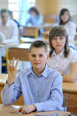 Szostoklasisci pisza testy kompetencyjne. Na zdjeciu...