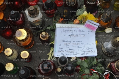 Sopot. Ul. Armii Krajowej 55. Ludzie skladaja kwiaty...