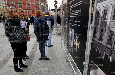 Gdansk. Dlugi Targ.  Wystawa katynska z okazi 70 rocznicy...