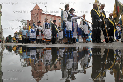 XIII Swiatowy Zjazd Kaszubow w Leborku. Barwny korowod...