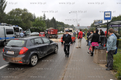 Wypadek autobusu miejskiego, samochodu ciezarowego...