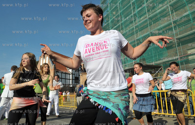 Gdansk. ul. Podmlynska. Parada z udzialem bebniarzy,...