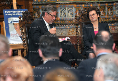 Promocja ksiazki Danuta Walesa marzenia i tajemnice....