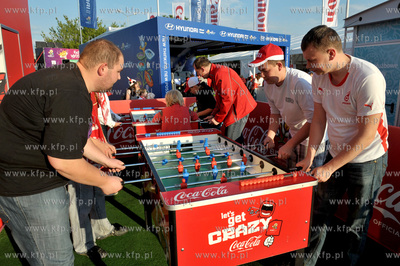 Gdansk. Mistrzostwa europy w pilce noznej. Kibice ogladaja...