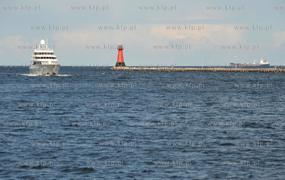 Gdansk Nowy Port. Wejscie po portu. Przy glowkach jacht...