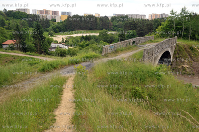 Dawny wiadukt kolejowy linii do Kokoszek polozony na...