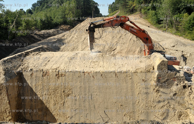 Wyburzanie ostatniego starego wiaduktu dawnej trasy...